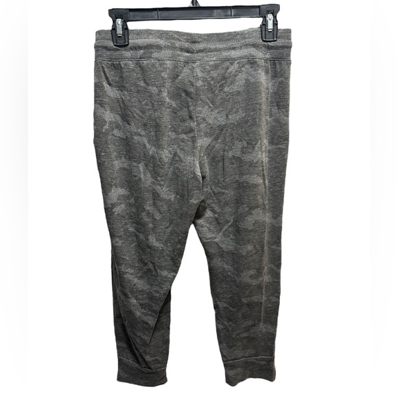 TAPOUT GRAY AND BLACK CAMOUFLAGE CAPRI JOGGERS - Picture 4 of 5